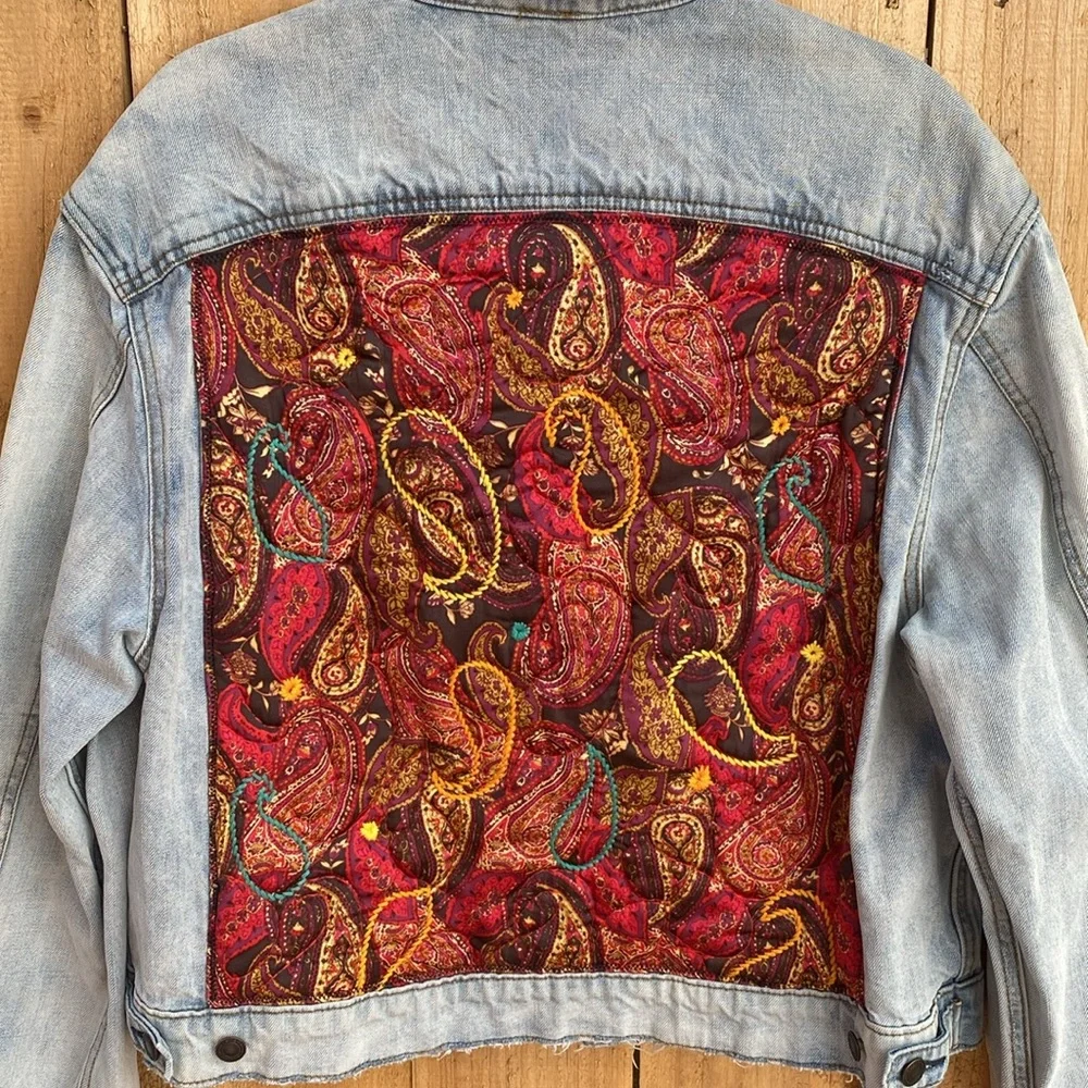 Free People M/L Denim Jean Jacket Pink Paisley Embroidered Back Panel Light Wash - Picture 3 of 8